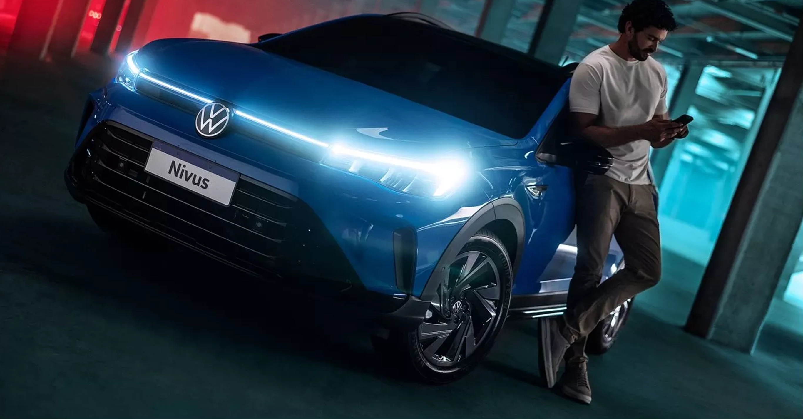 Novo Volkswagen Nivus azul em garagem, com faróis acesos