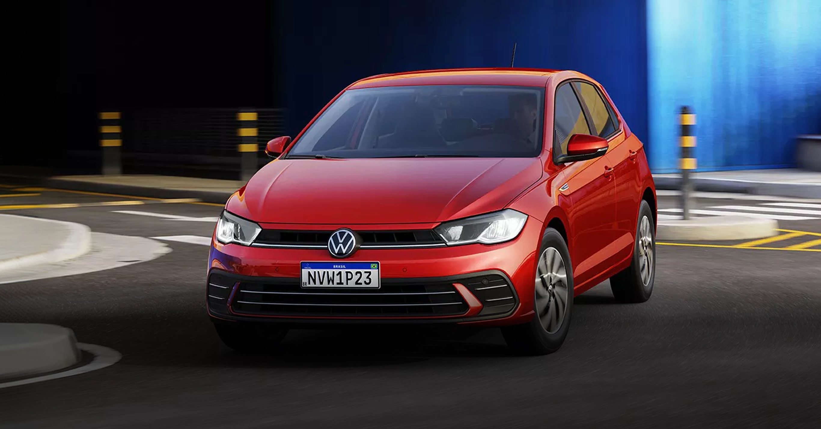 Novo Volkswagen Polo vermelho em movimento na cidade