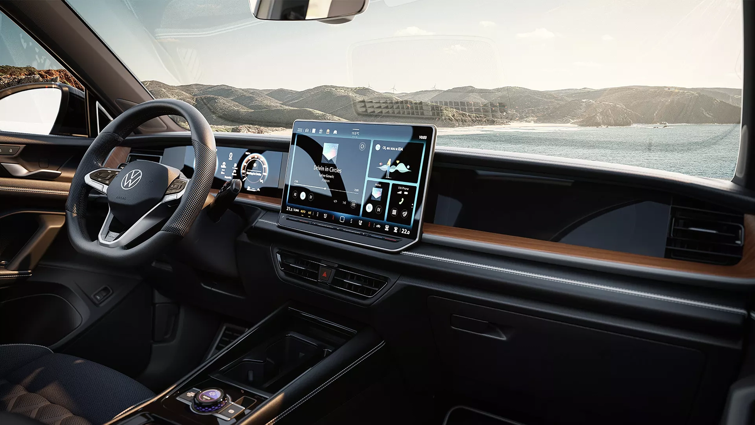 Interior do Novo Tiguan R-Line com painel digital e vista panorâmica