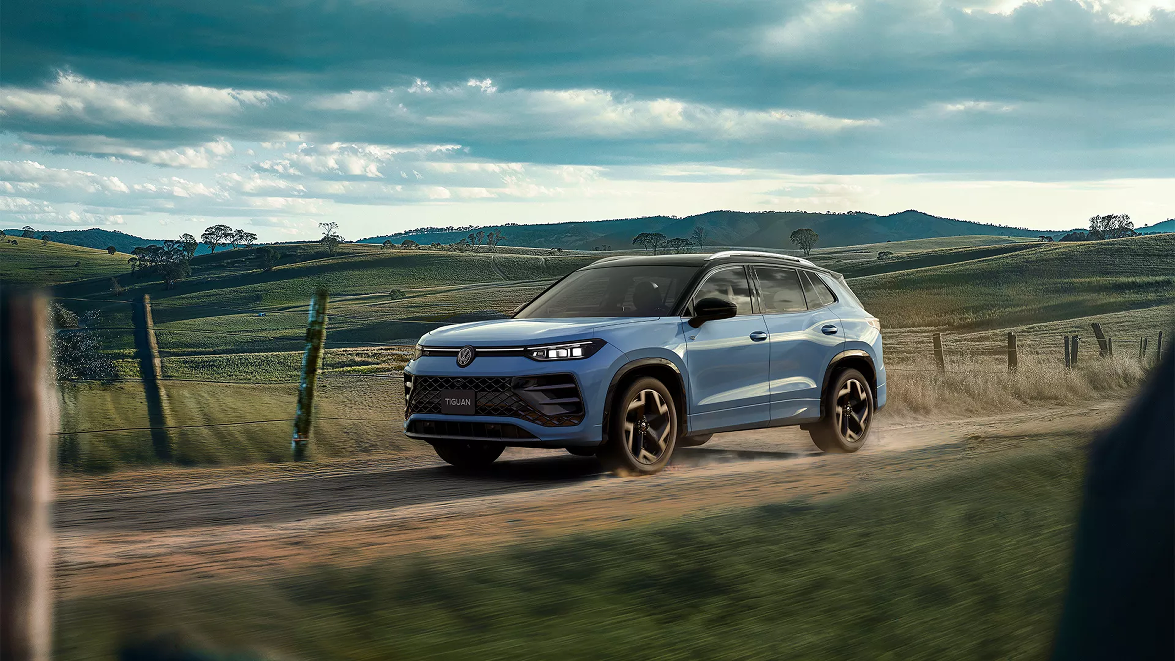 Novo Tiguan R-Line azul em estrada de terra