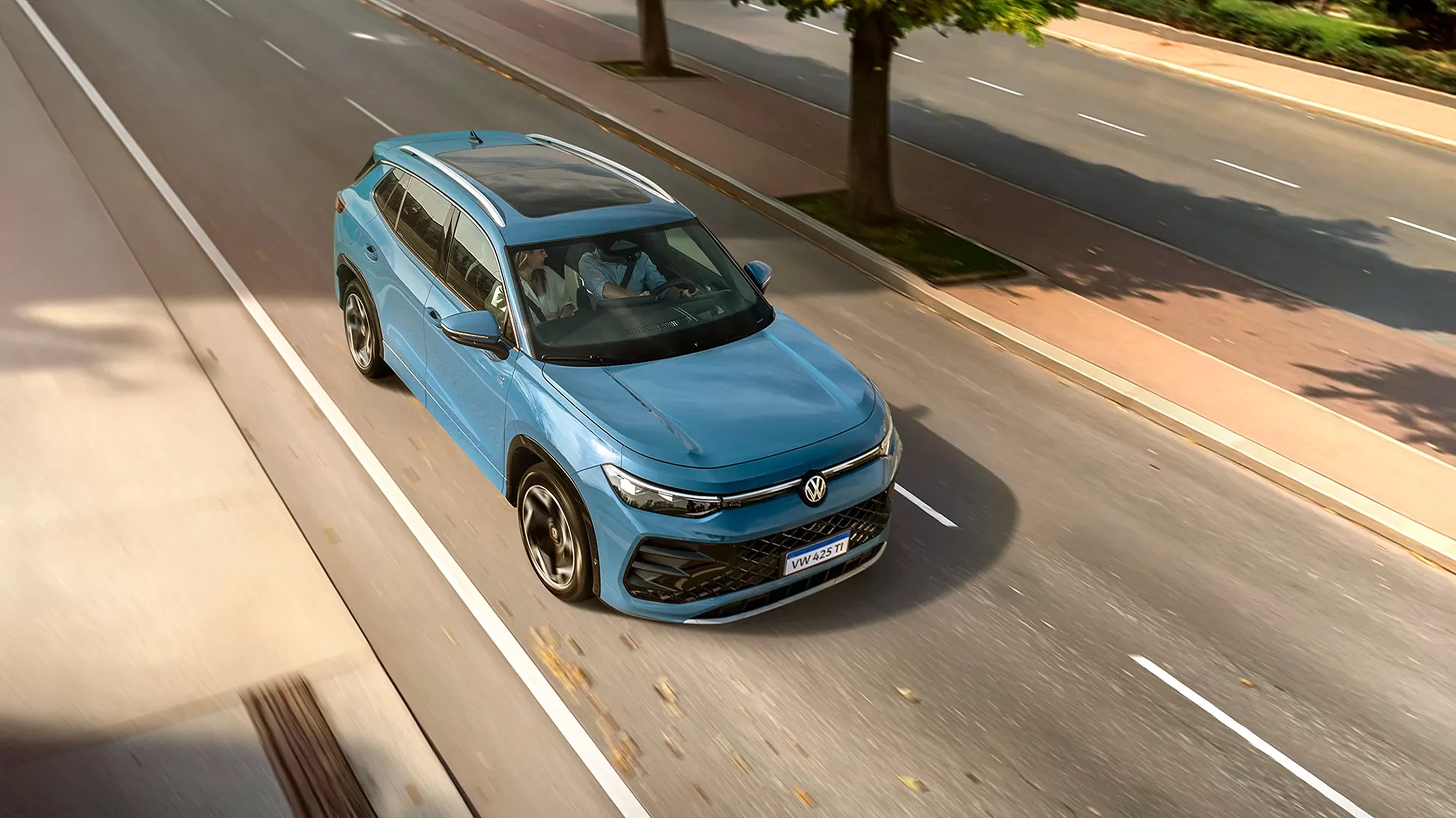 Novo Tiguan R-Line azul visto de cima em movimento na cidade