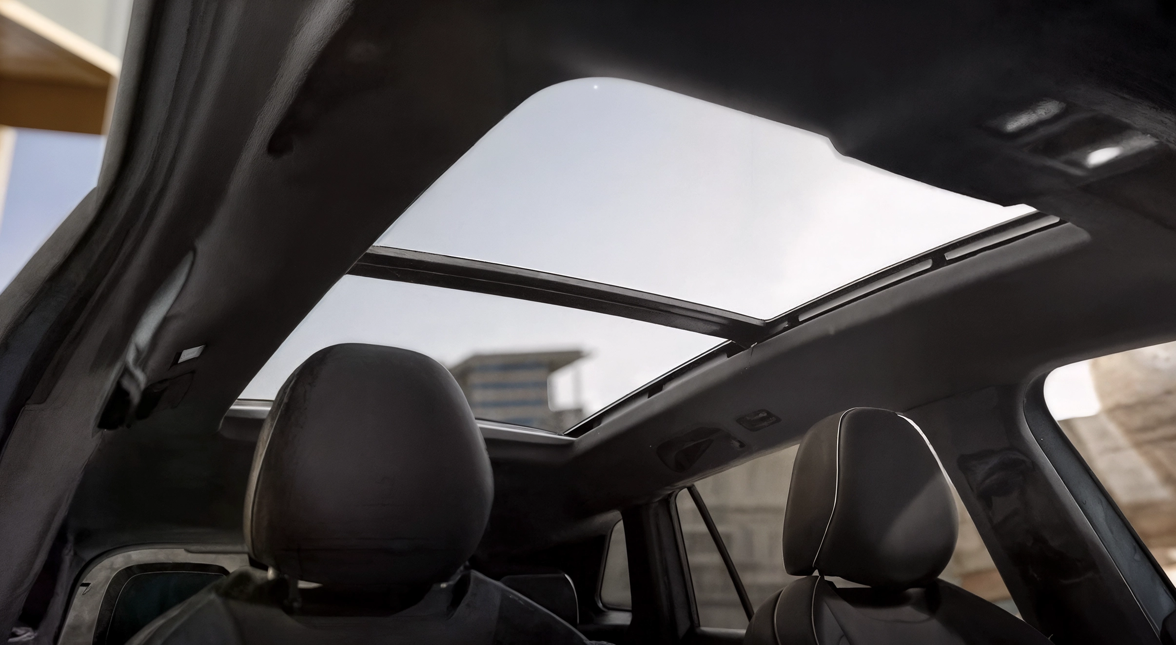 Interior do Novo Tiguan R-Line com teto solar panorâmico aberto